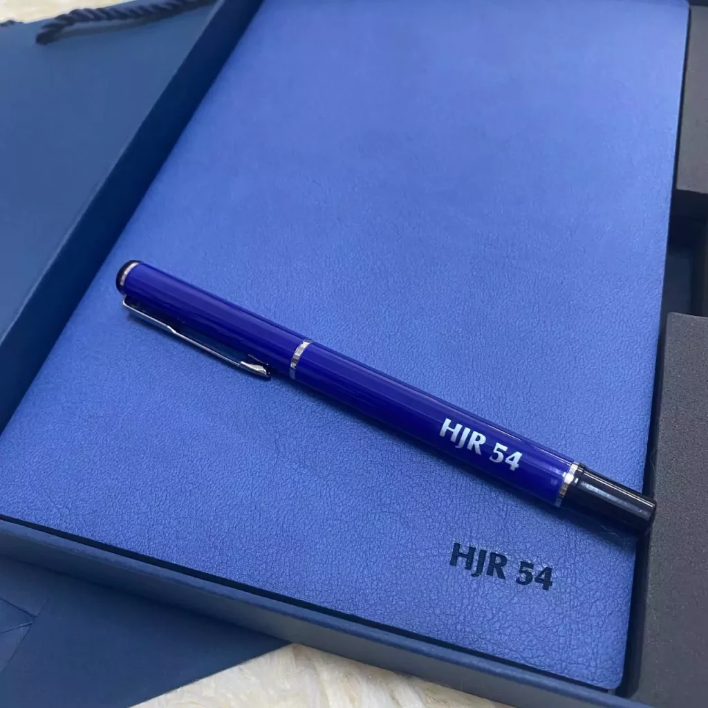 Buku Jurnal dengan Kotak Hadiah ...