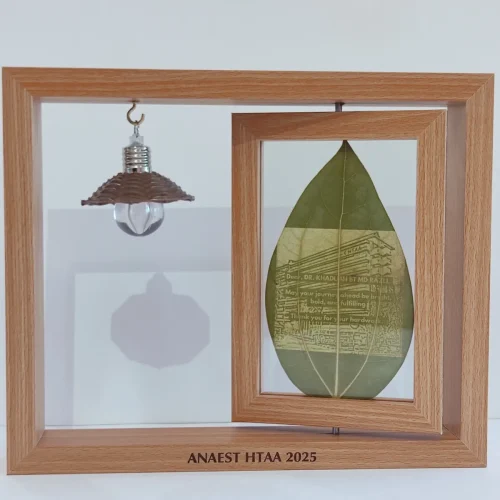 Leaf-frame-with-hanging-lamp-untuk-penceramah-taklimat-Bangunan-HTAA
