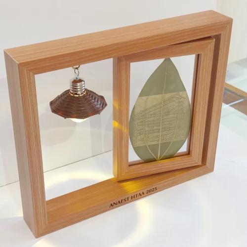 Leaf-frame-with-hanging-lamp-untuk-penceramah-taklimat-HTAA